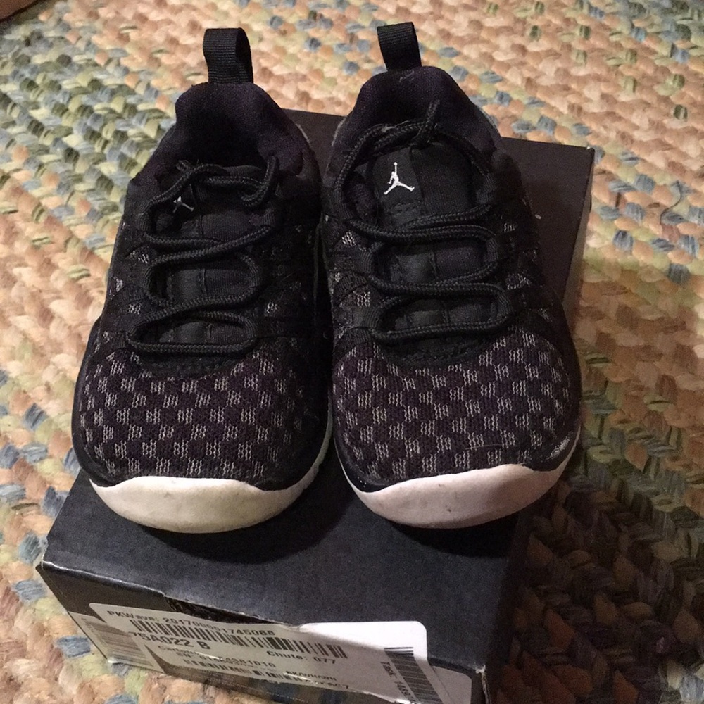 Jordan deca fly black and white size 4c
